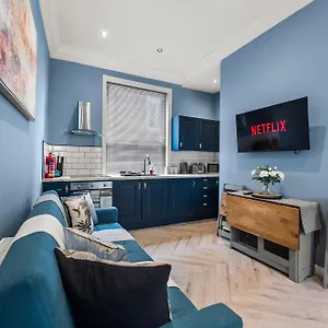 Lavish Central Abode - Garden Terrace Apartment